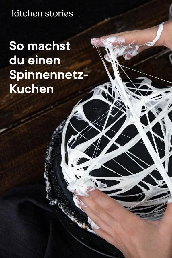 Spinnennetz-Kuchen auf einem Tisch, dekoriert für eine Party