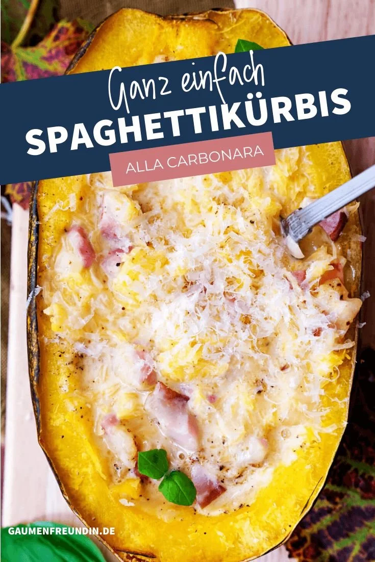 Spaghettikürbis Carbonara mit Speck auf einem Teller serviert
