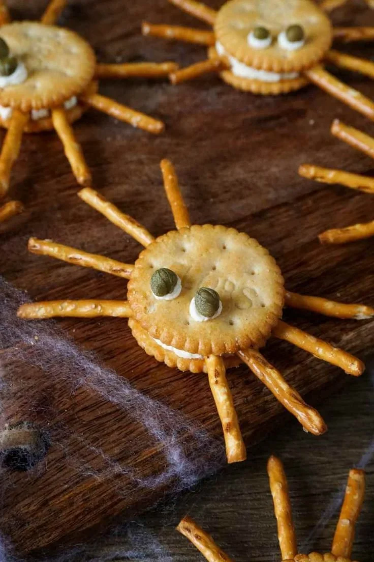 Spinnen-Cracker mit Frischkäse für Halloween Fingerfood