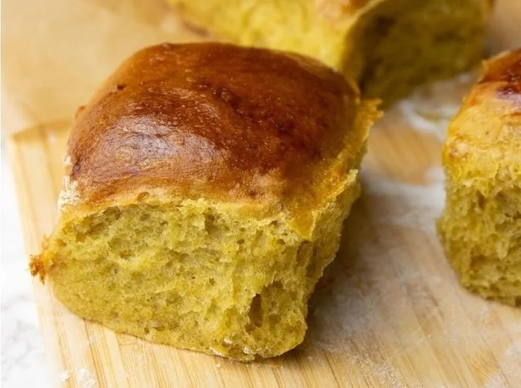 Super softe Kürbisbrötchen frisch aus dem Ofen, perfekt für die Familie.