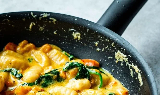 Turbo Gnocchi mit Kürbis und Spinat auf einem Teller serviert