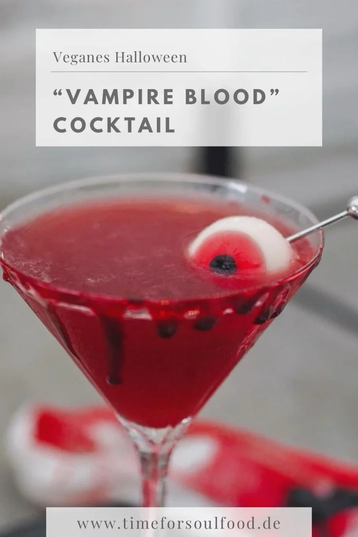 Vampire Blood Halloween-Cocktail in einem Glas mit gruseliger Dekoration