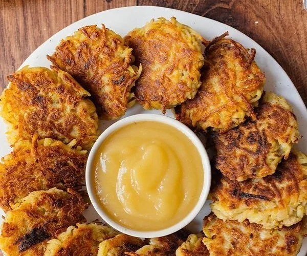 Vegane Kartoffelpuffer mit Apfelmus serviert auf einem Teller