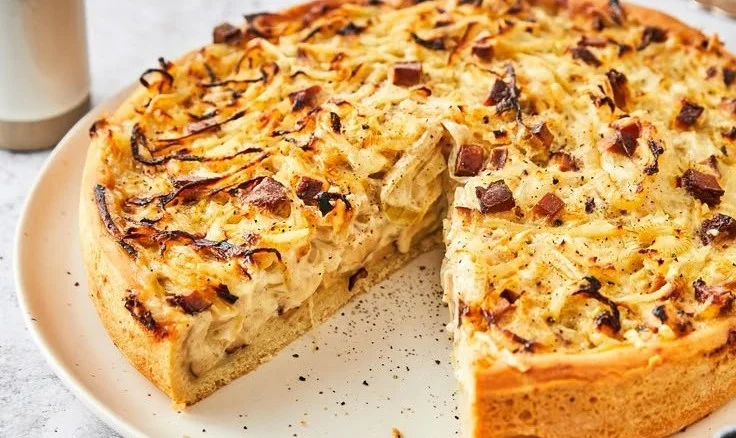 Vegane Zwiebelkuchen auf einem Teller, frisch gebacken und appetitlich angerichtet