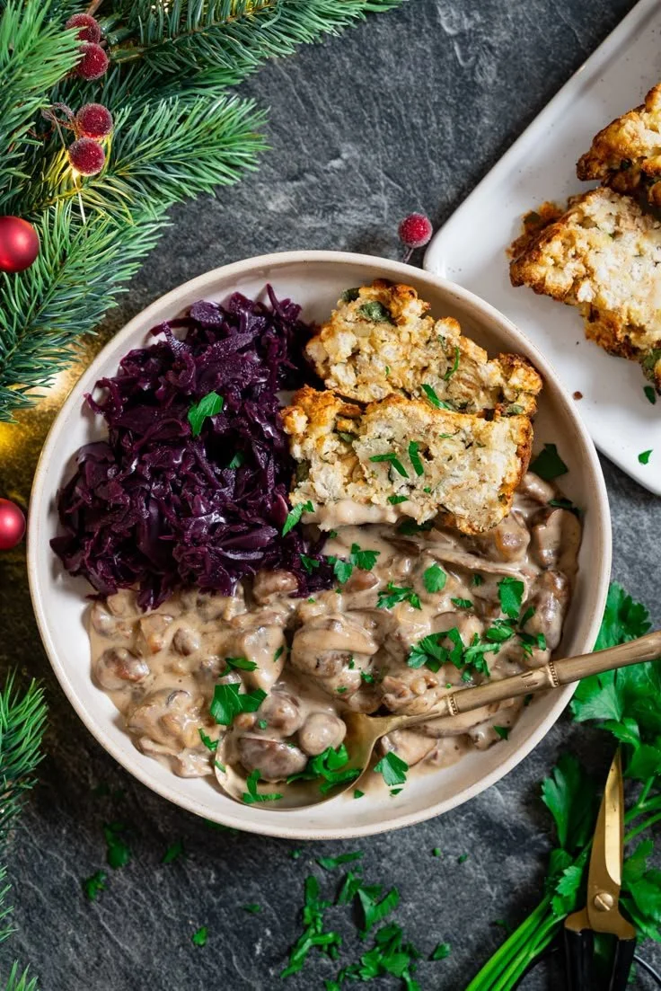 Festliches Pilz-Maronen-Ragout mit Knödeln für ein vegetarisches Weihnachtsessen