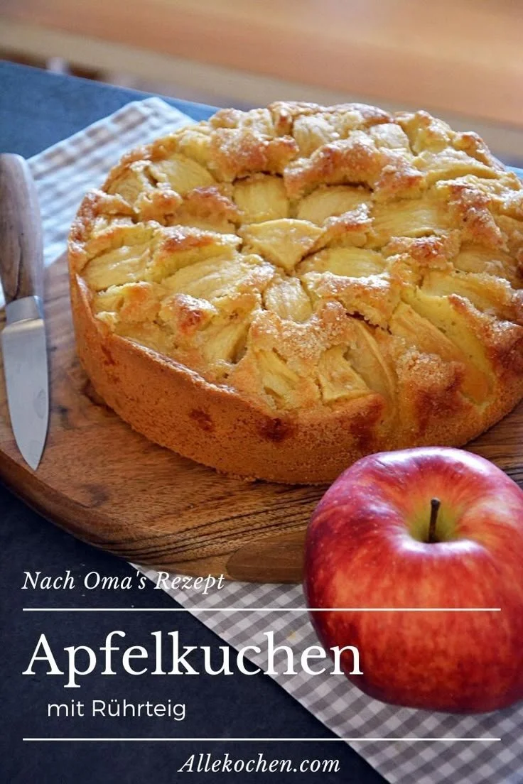 Versunkener Apfelkuchen mit einfachem Rührteig auf einem Teller.
