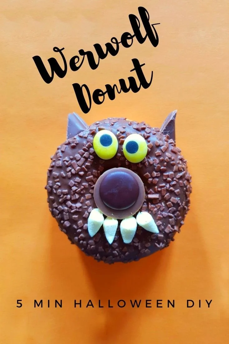 Köstlicher Werwolf Donut mit Schokoladenguss und dekorativen Augen