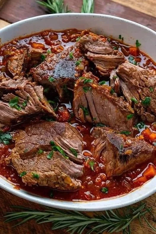 Italienischer Rinderschmorbraten mit Knoblauch, der im Mund zergeht
