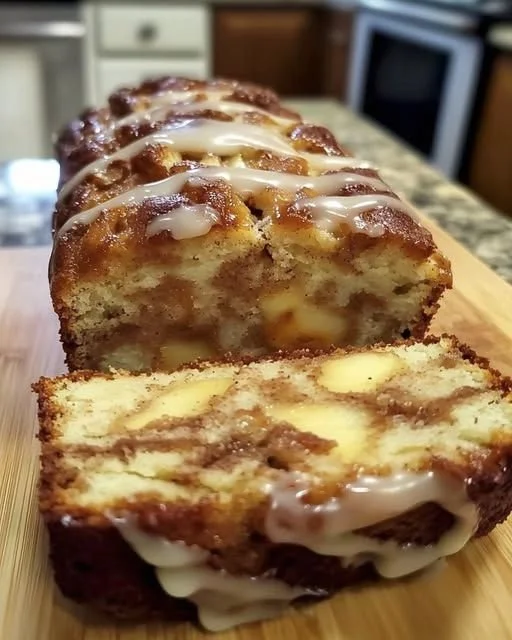 Zimtkuchen mit Äpfeln auf einem Blech, frisch aus dem Ofen gebacken