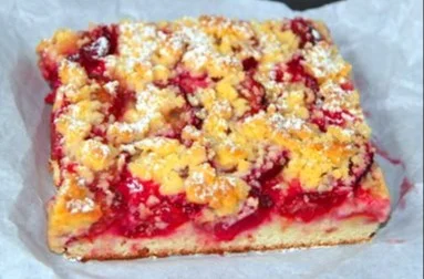 Frischer Zwetschgenkuchen mit Hefeteig und Streuseln vom Blech im Thermomix zubereitet.