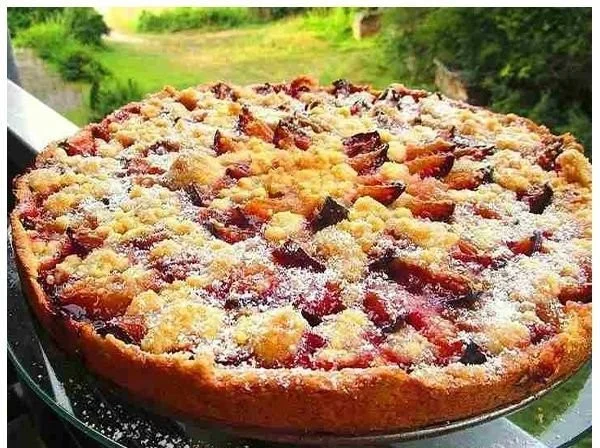 Schneller Zwetschgenkuchen mit Zimtstreuseln auf einem Teller