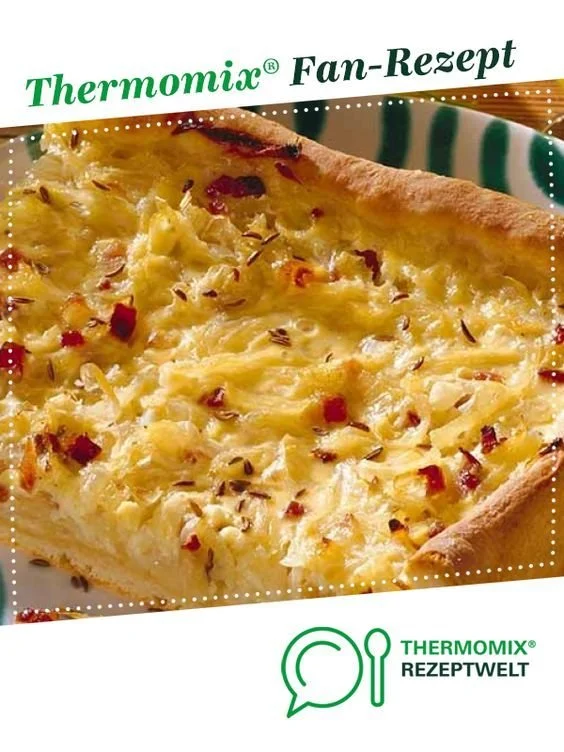 Saftiger Zwiebelkuchen vom Blech, frisch gebacken und appetitlich serviert.